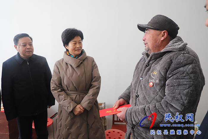 县人大常委会主任周燕走访慰问部分退役军人