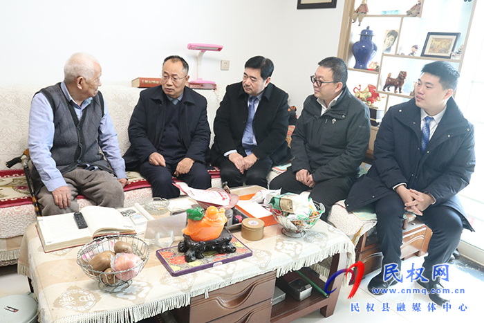 县四大班子领导春节前夕走访慰问实职县级退休干部