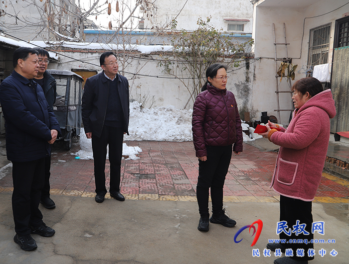 县领导春节前夕慰问特困职工、城市居民困难户、企业军转干部和特困下岗职工