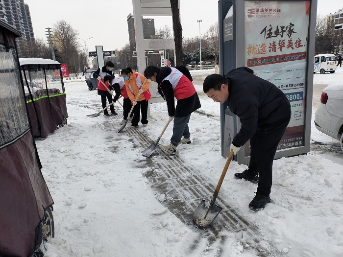 团县委组织大学生志愿者开展清雪除冰志愿服务活动