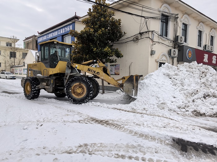 双塔镇：开展“铲雪除冰 安全出行” 志愿服务活动