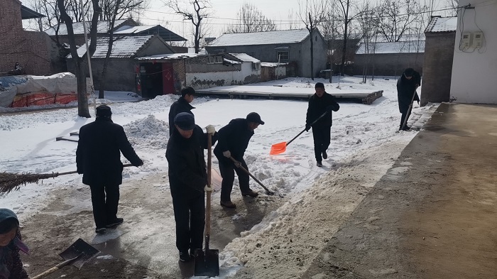 双塔镇：开展“铲雪除冰 安全出行” 志愿服务活动