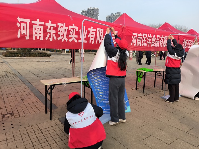 团县委组织青年志愿者助力民权县2024年春风行动首场大型招聘会