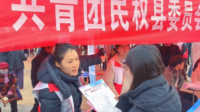 团县委组织青年志愿者助力民权县2024年春风行动首场大型招聘会