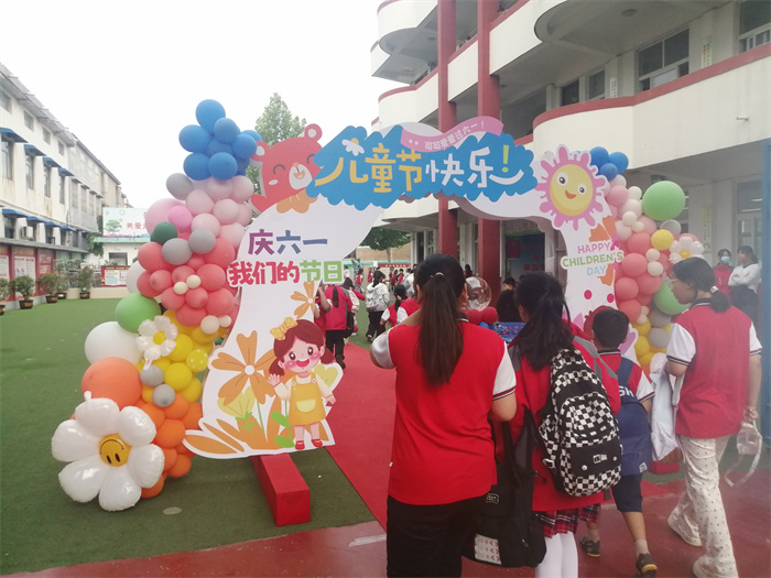 入队仪式见证激动时刻   多彩节目点亮缤纷校园 ——民权县第三小学庆六一新少先队员入队仪式暨节目汇演