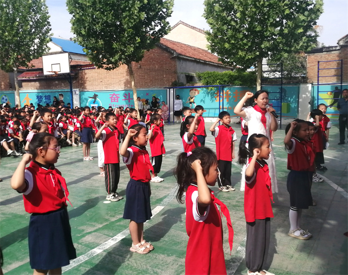 入队仪式见证激动时刻   多彩节目点亮缤纷校园 ——民权县第三小学庆六一新少先队员入队仪式暨节目汇演