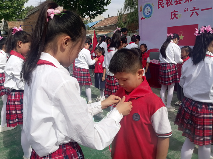 入队仪式见证激动时刻   多彩节目点亮缤纷校园 ——民权县第三小学庆六一新少先队员入队仪式暨节目汇演