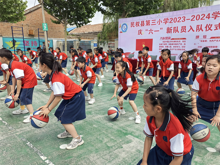入队仪式见证激动时刻   多彩节目点亮缤纷校园 ——民权县第三小学庆六一新少先队员入队仪式暨节目汇演