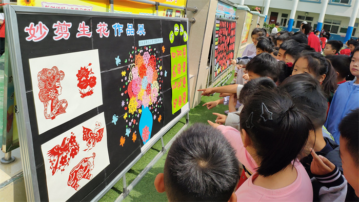 传统艺术生根校园   妙剪生花绽放光彩 ——民权县第三小学举办庆六一“妙剪生花”剪纸作品展