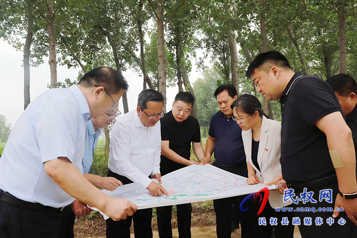 省水利厅调研组莅民调研三义寨灌区支渠灌溉工作