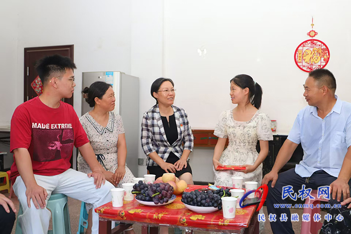 县委书记王静娴看望慰问考入北京大学学生袁嘉潞