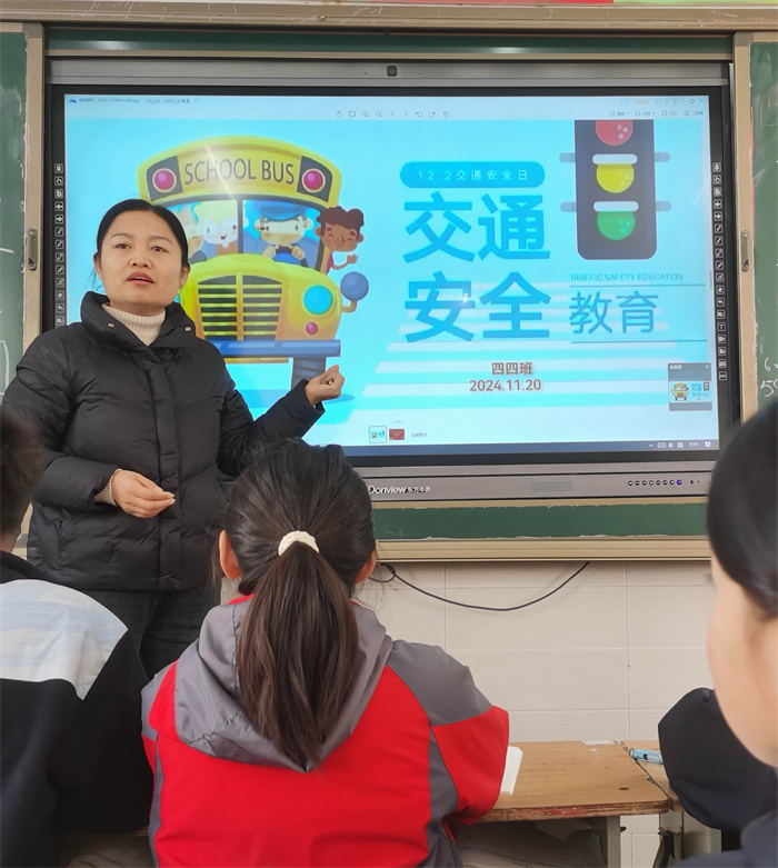安全出行  从我做起——民权县第三小学举办交通安全主题班会
