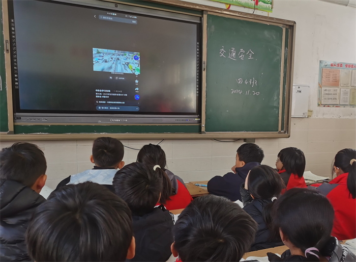 安全出行  从我做起——民权县第三小学举办交通安全主题班会
