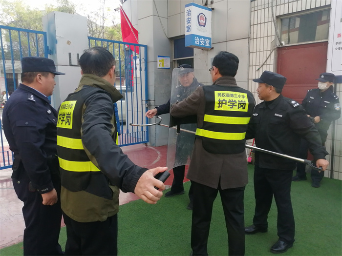 民权县第三小学警校联合开展防暴演练活动