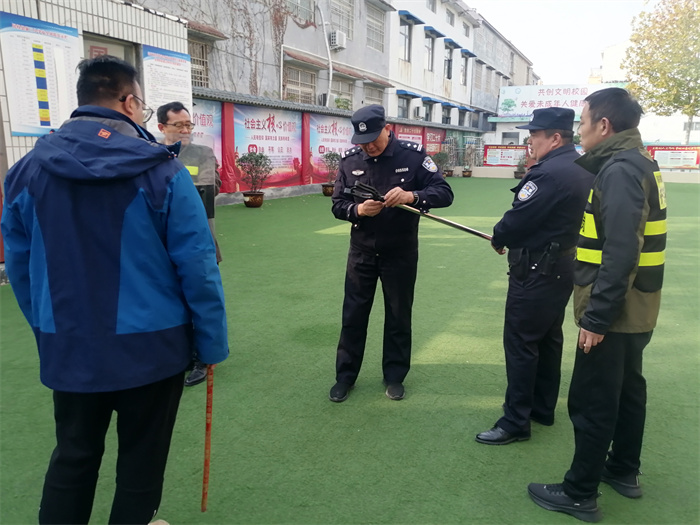 民权县第三小学警校联合开展防暴演练活动