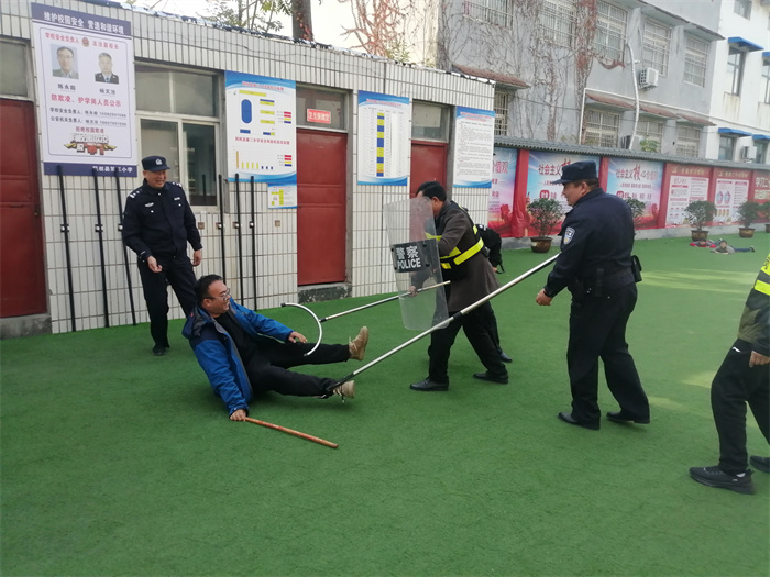 民权县第三小学警校联合开展防暴演练活动