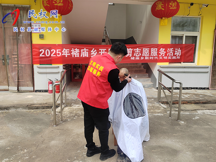 褚庙乡:情暖敬老院 义剪学雷锋