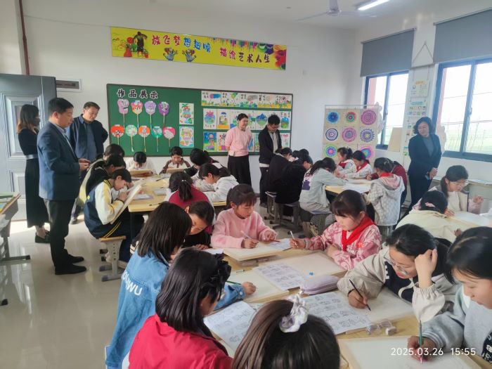校际交流促发展  分享互鉴共提升 ——县教体局到到双塔镇中心小学开展校际交流活动
