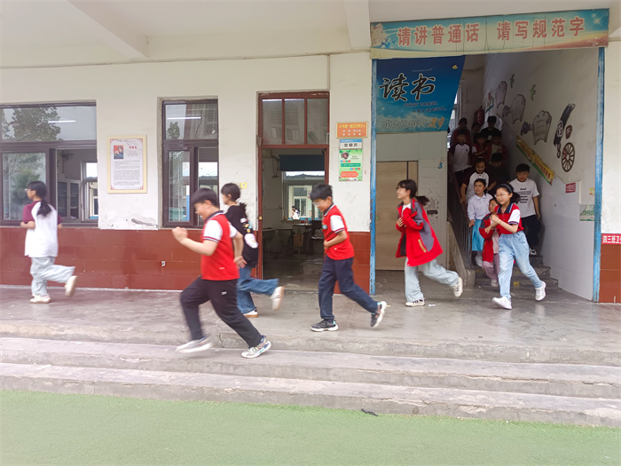 民权县第三小学开展防震减灾逃生演练