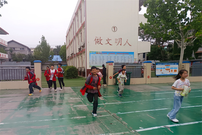 民权县第三小学开展防震减灾逃生演练