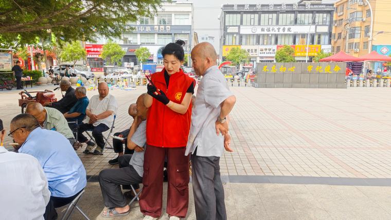 民权县图书馆开展“让爱无‘碍’ 书香相伴”阅读服务活动