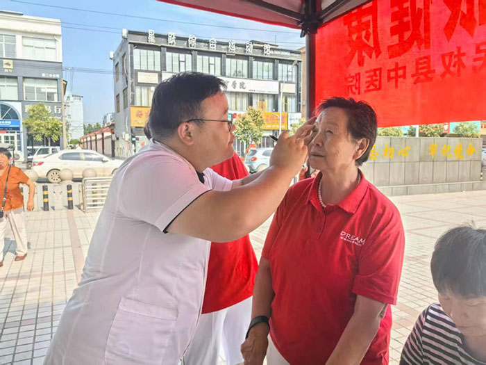 民权县中医院开展“爱眼日”宣传活动