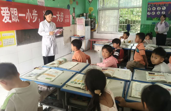 民权人和镇卫生院＂爱眼日＂宣传活动进校园