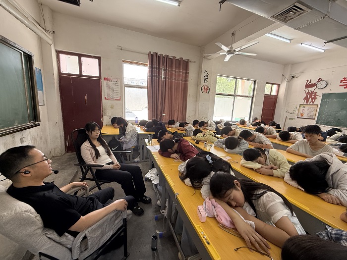 轻松备考·河南省12355与你同行——民权县2025年中考减压活动走进王桥镇第一初级中学