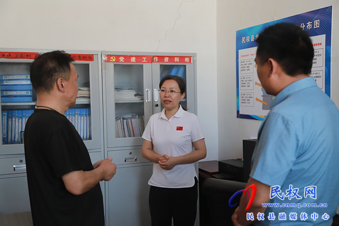 县委书记王静娴调研产业强镇、基层网格化服务管理、村级后备力量培育储备、群腐整治、深入贯彻中央八项规定精神学习教育情况等工作