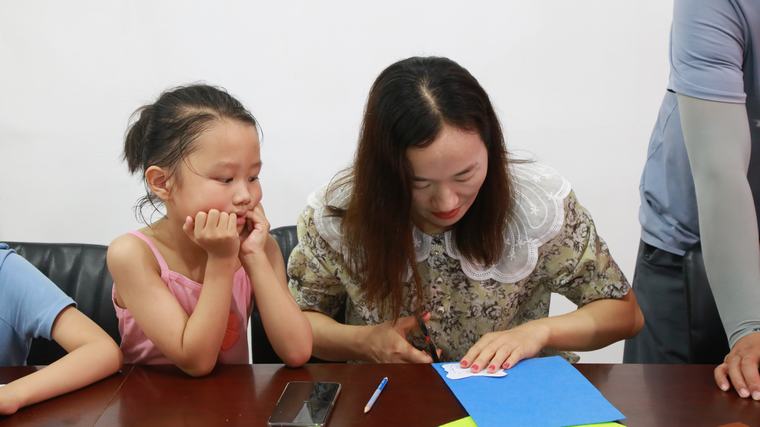 民权县图书馆举办“巧手‘民’心，‘权’显创意”手工培训课