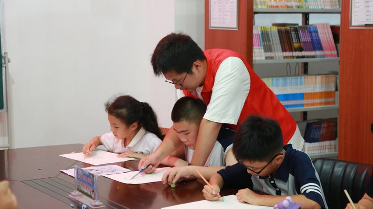 民权县图书馆举办“书中色彩，画里童心”公益绘画培训