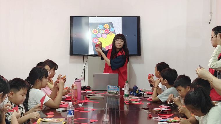 民权县图书馆举办“纸间童趣·巧手生花”主题手工活动