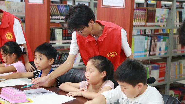 民权县图书馆举办“缤纷暑假·童画世界”少儿绘画公益培训