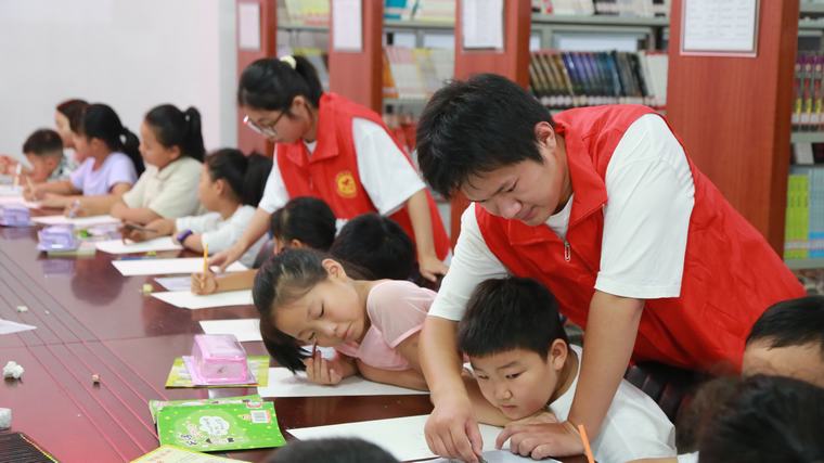 民权县图书馆举办“缤纷暑假·童画世界”少儿绘画公益培训