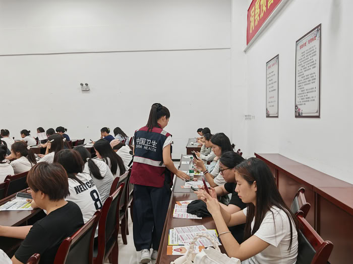 县疾病预防控制中心联合多部门协同开展重点人群健康宣教活动
