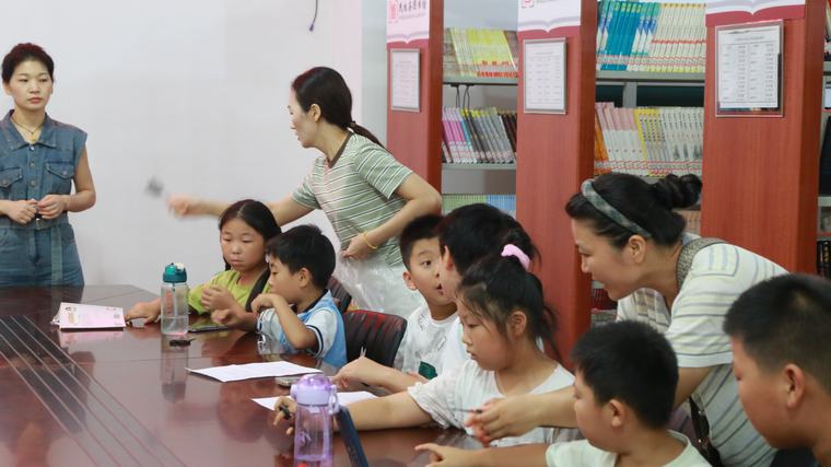 民权县图书馆举办“巧手织梦·书香为伴”手工公益课堂