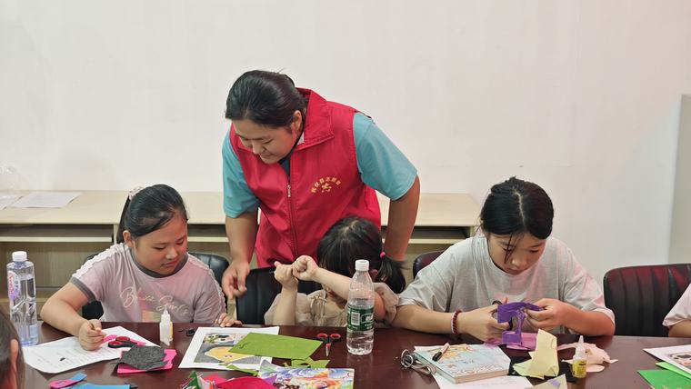 民权县图书馆举办“多彩童年·与众‘布’同”手工活动