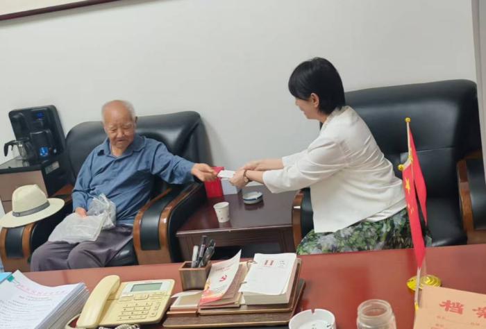 百岁党员交纳“特殊党费”：跨越世纪的忠诚与传承