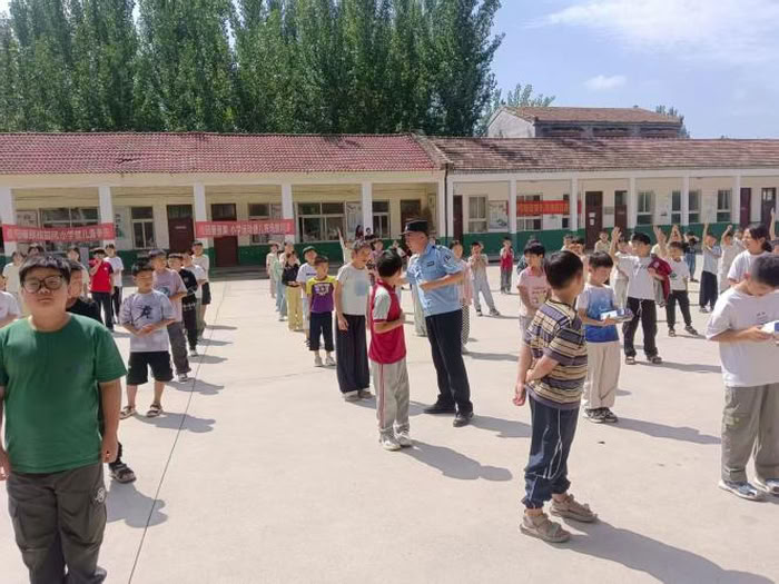 讲好开学第一课 提高中小学生铁路安全意识