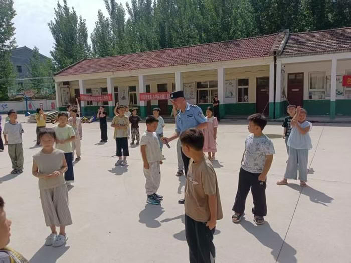 讲好开学第一课 提高中小学生铁路安全意识
