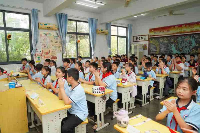 拒绝校园欺凌，筑牢校园安全防线——民权县实验小学教育集团组织开展防欺凌主题班会