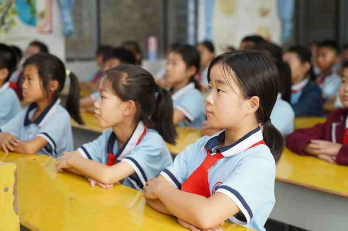 拒绝校园欺凌，筑牢校园安全防线——民权县实验小学教育集团组织开展防欺凌主题班会