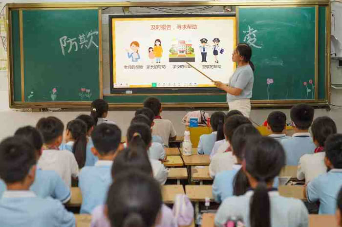 拒绝校园欺凌，筑牢校园安全防线——民权县实验小学教育集团组织开展防欺凌主题班会