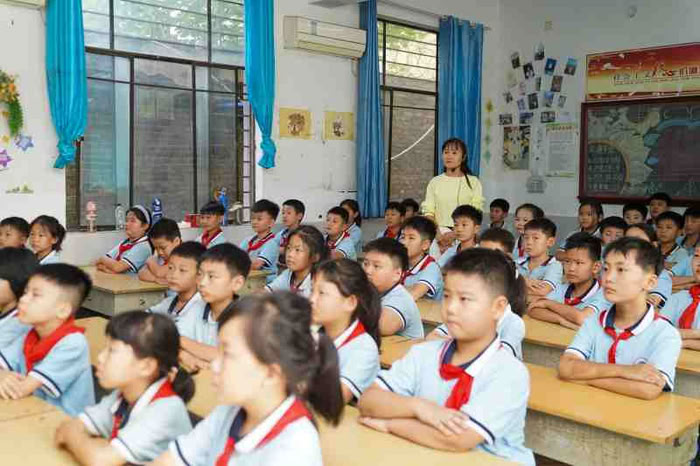 拒绝校园欺凌，筑牢校园安全防线——民权县实验小学教育集团组织开展防欺凌主题班会