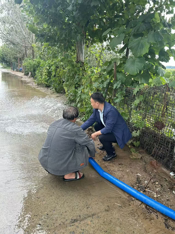 雨停即战,县卫健委驻村第一书记带队为20亩花生地“解涝” 雨停即战,县卫健委驻村第一书记带队为20亩花生地“解涝”