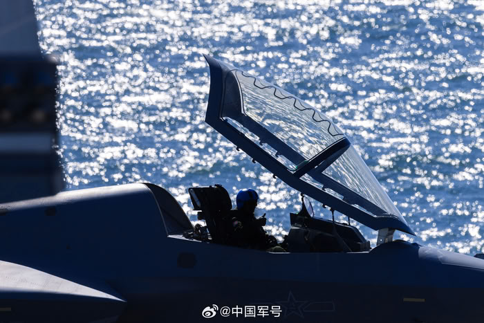 福建舰成功弹射三型舰载机 福建舰成功弹射三型舰载机