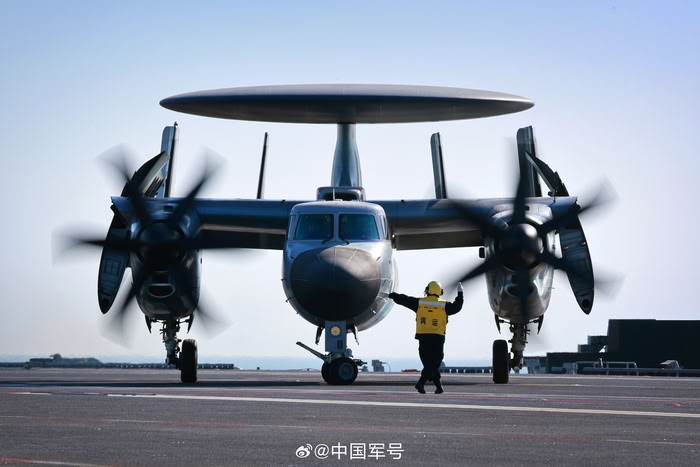 福建舰成功弹射三型舰载机 福建舰成功弹射三型舰载机