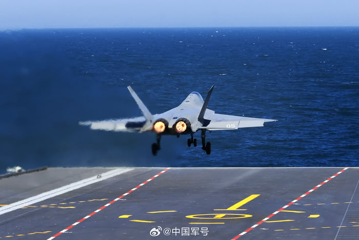 福建舰成功弹射三型舰载机 福建舰成功弹射三型舰载机