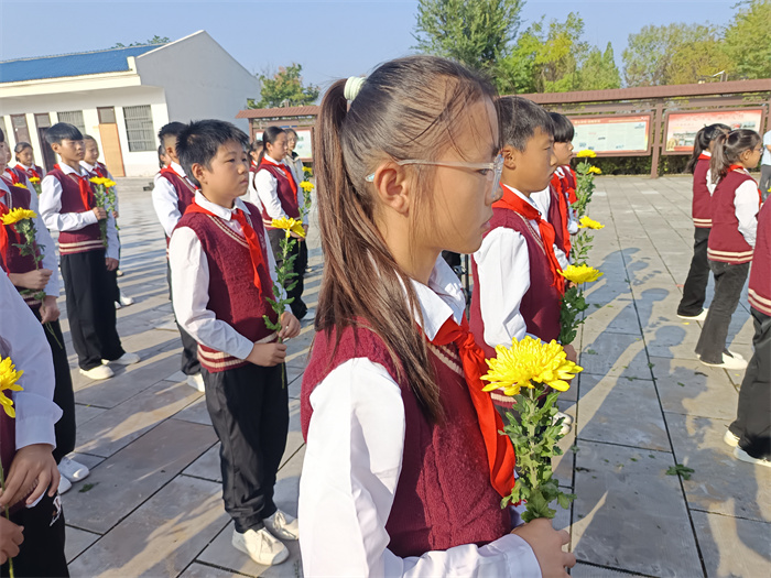 缅怀先烈  致敬英雄——民权县第三小学少先队员参加2025年烈士纪念日公祭活动