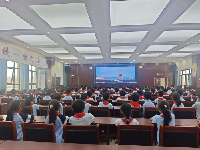 民权县:“红领巾”进军营 厚植爱国强军情 民权县:“红领巾”进军营 厚植爱国强军情